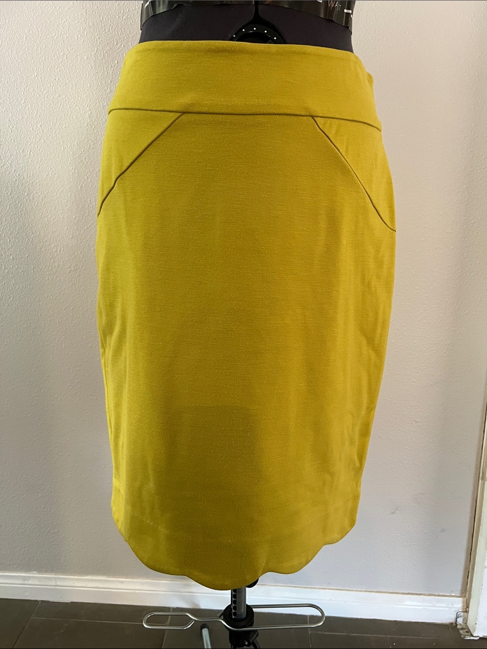 Carmen Marc Valvo Mustard Yellow Pencil Skirt Scalloped Hem